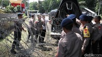Petugas memasang kawat berduri di depan gedung KPK.  
