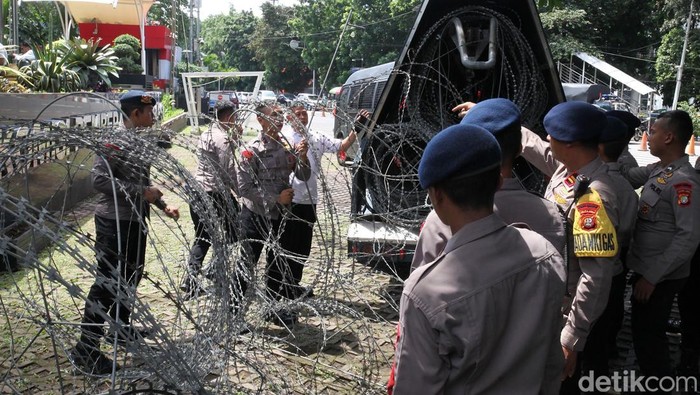 Kawat Berduri Pagari Gedung KPK Kawat berduri dipasang di depan gedung KPK, Jl Kuningan Persada, Jakarta. Pagar tersebut untuk antisipasi aksi demonstran yang kerap kali naik ke taman.
