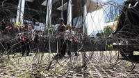 Petugas kepolisian memasang kawat berduri di depan gedung KPK, Jl Kuningan Persada, Jakarta, Senin (6/1/2025).  
