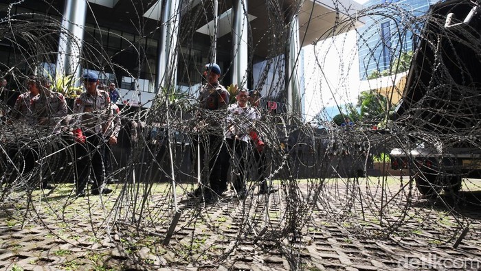 Kawat berduri dipasang di depan gedung KPK, Jl Kuningan Persada, Jakarta. Pagar tersebut untuk antisipasi aksi demonstran yang kerap kali naik ke taman.