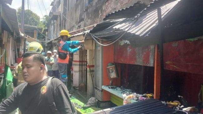 Kebakaran terjadi di Tambora, Jakarta Barat (Jakbar). Sebanyak 2 warung makan terbakar dalam insiden tersebut. (dok Damkar Jakbar)