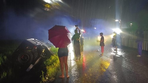 Mobil dikendarai bule Rusia nyungsep ke sawah di Tabanan, Minggu (5/1/2025).