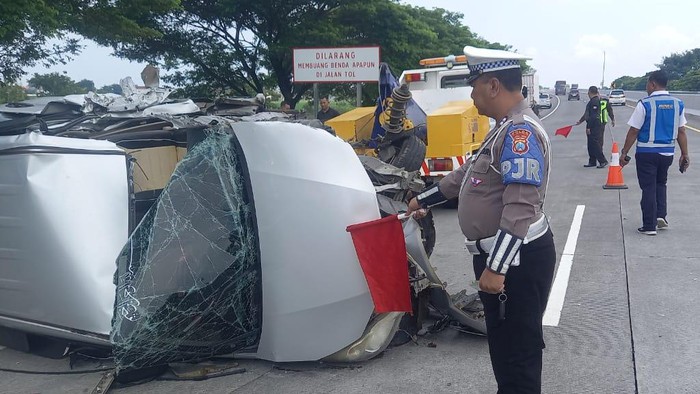Penampakan Avanza yang terlibat kecelakaan di Tol Gempol-Pasurun