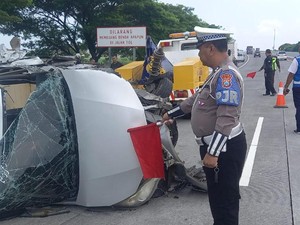 Avanza Tabrak Truk Boks di Tol Gempas, 3 Orang Luka