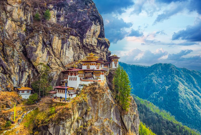 Pemandangan biara Sarang Harimau atau Tiger's Nest monastery yang juga dikenal sebagai Paro Taktsang dan kawasan sekitarnya di Bhutan.