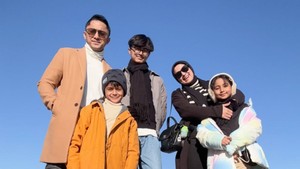 Momen kebersamaan Bintang berlibur bareng Hengky Kurniawan, Sonya Fatmala, dan dua adiknya. Foto: Instagram@sonyafatmala