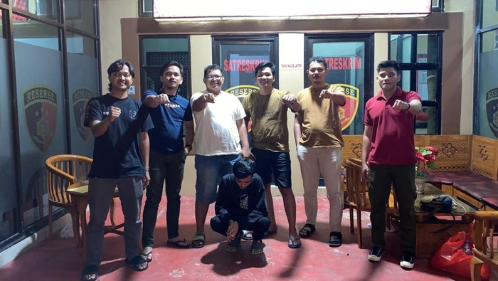 Kepala cabang sebuah minimarket di Kecamatan Toboali, Bangka Selatan (Basel), Al Qahfi Widodo (23) ditangkap polisi. Ia menggelapkan uang puluhan juta Rupiah untuk berjudi.