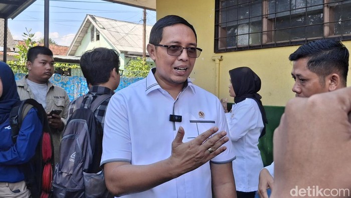 Kepala Kantor Komunikasi Kepresidenan atau Presidential Communication Office (PCO) Hasan Nasbi meninjau makan bergizi gratis hari pertama di SD Negeri Kedung Badak 1 Kota Bogor, Senin (6/1/2025). Foto: Sholihin/detikcom