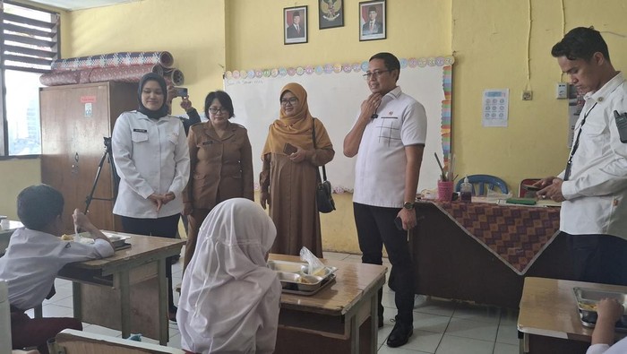 Kepala Kantor Komunikasi Kepresidenan atau Presidentian Communication Office (PCO) Hasan Nasbi meninjau program makan bergizi gratis di SD Negeri Kedung Badak Kota Bogor.