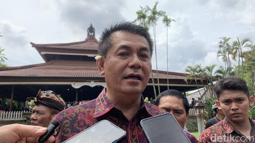Ketua DPRD Bali Dewa Made Mahayadnya di kantor DPRD Bali, Senin (6/1/2025). (Rizki Setyo)