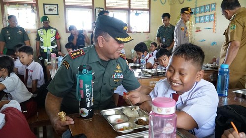 Kodam IX/Udayana turut memantau pendistribusian menu untuk program Makan Bergizi Gratis (MBG) di Jembrana, Bali, Senin (6/1/2025). (Foto: Dok. Kodam IX/Udayana)