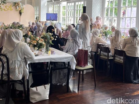 Koleksi Hari Raya dari brand Anindyascarf di Veranda Hotel (4/1/2025).