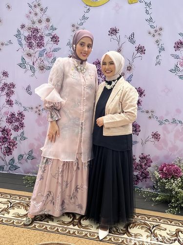 Koleksi Hari Raya dari brand Anindyascarf di Veranda Hotel (4/1/2025).