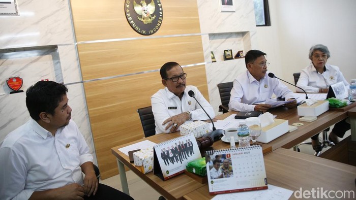 Wakil Ketua Komisioner Kejaksaan RI Babul Khoir, bersama anggota komisioner Kejaksaan RI Heffinur, Nurokhman dan Rita Serena Kolibonso menyampaikan keterangan kepada wartawan di Kantor Komisi Kejaksaan RI, Jakarta, Senin (6/1/2025).