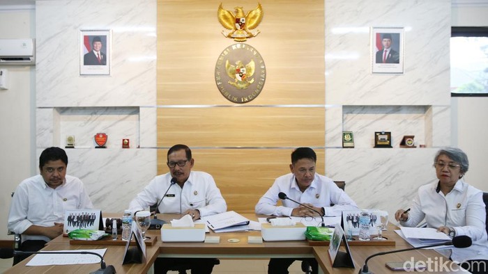 Komisi Kejaksaan Terima 869 Pengaduan Masyarakat Sepanjang 2024 Wakil Ketua Komisioner Kejaksaan RI Babul Khoir, bersama anggota komisioner Kejaksaan RI Heffinur, Nurokhman dan Rita Serena Kolibonso menyampaikan keterangan kepada wartawan di Kantor Komisi Kejaksaan RI, Jakarta, Senin (6/1/2025).