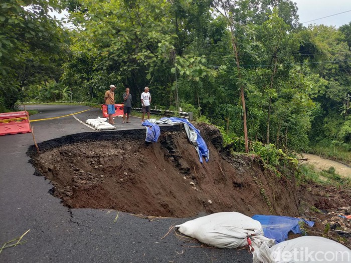 Kondisi jalan Sentolo-Nanggulan yang longsor di wilayah Dusun Setan, Kalurahan Wijimulyo, Nanggulan, Kabupaten Kulon Progo, DIY, Minggu (5/1/2025).