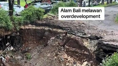 Kondisi jembatan di Puri Gading Jimbaran, Badung, yang kini runtuh total, Senin (6/1/2025). (Tangkapan layar)
