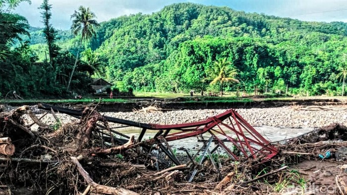 Kondisi jembatan yang kembali hancur usai diterjang banjir beberapa waktu silam, padahal jembatan itu baru diresmikan pada September 2024 lalu (Istimewa)