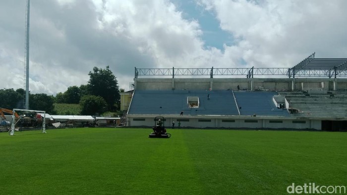 Kondisi rumput lapangan Stadion Gelora BJ Habibie Parepare mulai tumbuh subur.