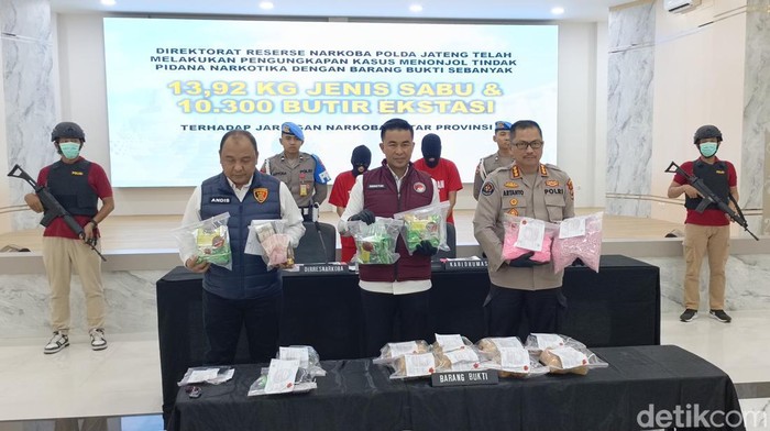 Konferensi pers pengungkapan pengiriman sabu 13,9 Kg melalui Pelabuhan Semarang yang digagalkan Polda Jateng, Senin (6/1/2024).