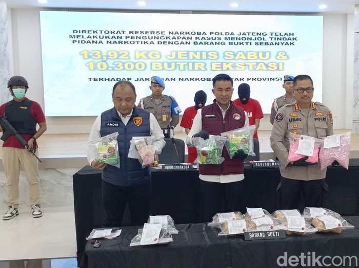 Konferensi pers pengungkapan pengiriman sabu 13,9 Kg melalui Pelabuhan Semarang yang digagalkan Polda Jateng, Senin (6/1/2024).