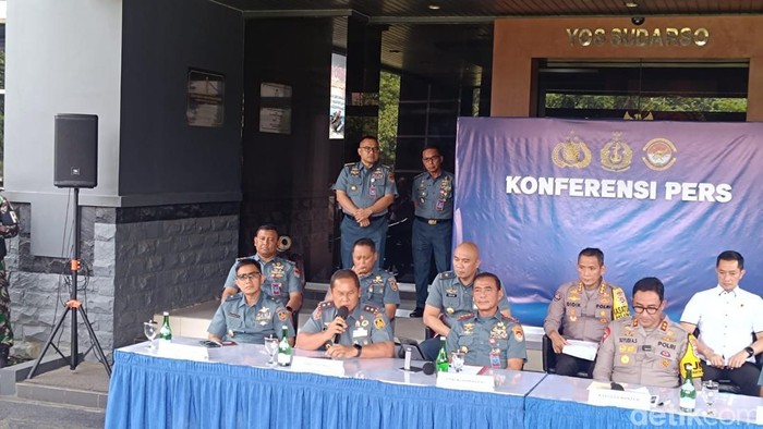 Konferensi pers terkait kasus penembakan maut di Tol Tangerang yang melibatkan oknum TNI AL.