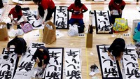 Para peserta mengikuti kontes kaligrafi Tahun Baru di Nippon Budokan di Tokyo, Jepang, Minggu (5/1/2025).