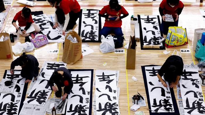 Kontes Kaligrafi Meriahkan Tahun Baru di Jepang Participants take part in a New Year calligraphy contest at Nippon Budokan in Tokyo, Japan, January 5, 2025. REUTERS/Issei Kato