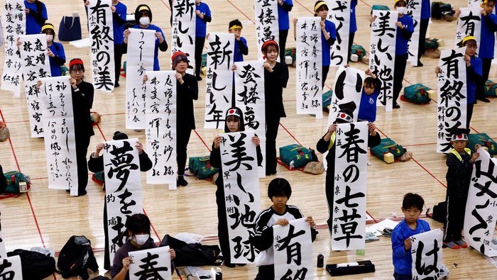 Kontes Kaligrafi Meriahkan Tahun Baru di Jepang Participants take part in a New Year calligraphy contest at Nippon Budokan in Tokyo, Japan, January 5, 2025. REUTERS/Issei Kato