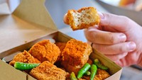 Penggemar bubuk cabe dan gorengan, jajan di Tahu Kriuk Galak di Jakarta Selatan, bisa cicip tahu krispi dengan taburan bubuk cabe royal dan krenyes pedas rawit hijau yang bikin jontor. Harga seporsi dari Rp 20.000. Foto: Site Culinary/Visual