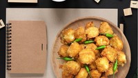 Diklaim sebagai raja gorengan Indonesia terpopuler, TAPISI punya berbagai menu gorengan enak. Salah satunya tahu krispi hot yang dibaluri bumbu dan isian ekstra pedas. Harganya dari  Rp 15.000 per porsi.  Foto: Site Culinary/Visual