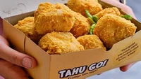 Tahu Go menunya memang cuma tahu krispi saja, tapi untuk masalah kriuk renyah dan rasa tahu yang garing, Tahu Go juaranya. Harga seporsi dari Rp 16.000. Foto: Site Culinary/Visual