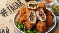 Tahu Garing TAGAR punya banyak cabang tersebar di sekitar Jakarta. Di sini spesialis tahu garing ekstra krispi yang di dalamnya terdapat isian tauge dengan sambal hijau hingga rawit pedas. Harga seporsi dari Rp 13.000.  Foto: Site Culinary/Visual