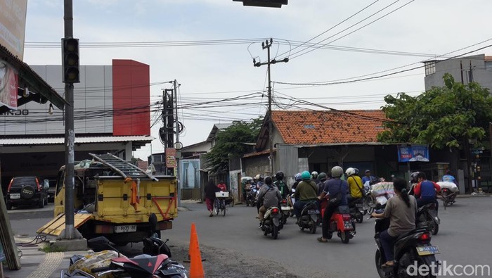 Lampu lalu lintas di Jalan Pangeran Drajat Kota Cirebon mati.