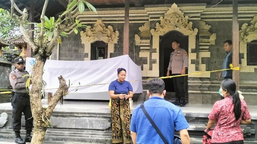 Suasana di rumah lansia yang diduga tewas tidak wajar di Desa Tianyar Barat, Kecamatan Kubu, Kabupaten Karangasem. (dok. Polres Karangasem)