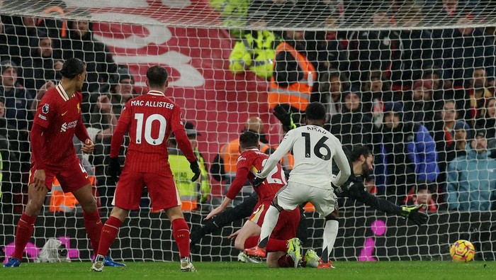 Soccer Football - Premier League - Liverpool v Manchester United - Anfield, Liverpool, Britain - January 5, 2025 Manchester Uniteds Amad Diallo scores their second goal past Liverpools Alisson Becker REUTERS/Phil Noble EDITORIAL USE ONLY. NO USE WITH UNAUTHORIZED AUDIO, VIDEO, DATA, FIXTURE LISTS, CLUB/LEAGUE LOGOS OR LIVE SERVICES. ONLINE IN-MATCH USE LIMITED TO 120 IMAGES, NO VIDEO EMULATION. NO USE IN BETTING, GAMES OR SINGLE CLUB/LEAGUE/PLAYER PUBLICATIONS. PLEASE CONTACT YOUR ACCOUNT REPRESENTATIVE FOR FURTHER DETAILS..