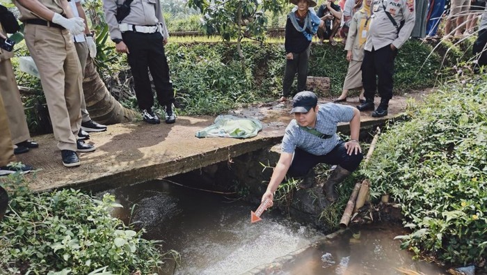 Lokasi saluran air tempat penemuan jasad bayi laki-laki di Kendal, Senin (6/1/2025)