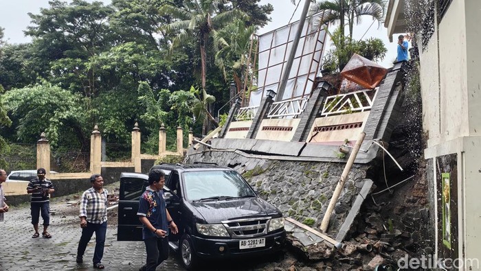 Proses evakuasi talud pagar Gereja Santa Theresia Argosari Sedayu yang longsor, Senin (6/1/2025).