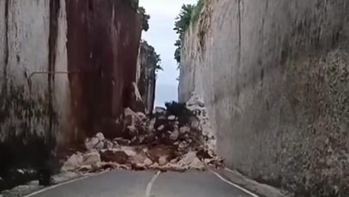 Kondisi jalan tertutup material longsoran tebing di Tanah Barak-Pantai Pandawa, Desa Kutuh, Kecamatan Kuta Selatan, Badung, Senin pagi (6/1/2025).