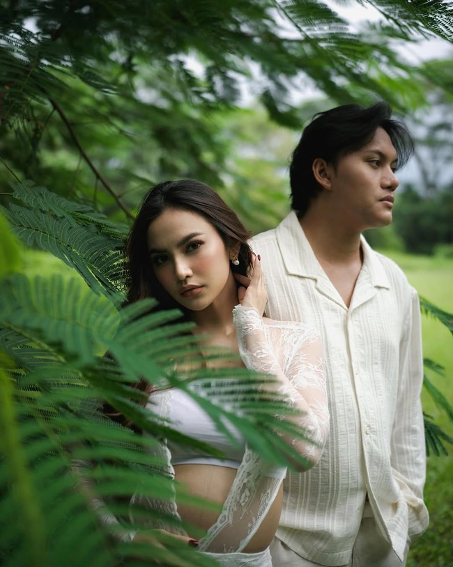 Atasan dengan detail lace transparan dipadukan dengan rok panjang warna senada, menambah sentuhan klasik dan anggun. Foto: Instagram: @mahaliniraharja