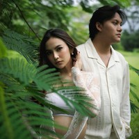 Atasan dengan detail lace transparan dipadukan dengan rok panjang warna senada, menambah sentuhan klasik dan anggun. Foto: Instagram: @mahaliniraharja