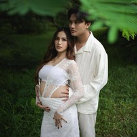 Mahalini memakai crop top di bagian atas yang menonjolkan perut, menampilkan siluet kehamilan dengan anggun.  Foto: Instagram: @mahaliniraharja