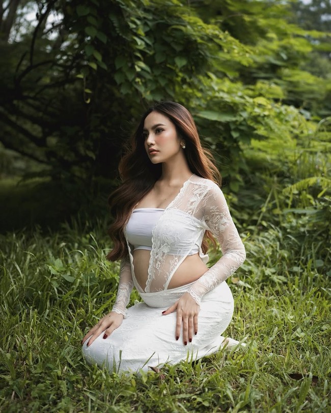 “Little ⭐️ in my belly🤏🏻,” tulis Mahalini di caption foto yang diunggah di Instagram. Pelantun lagu ‘Sisa Rasa’ ini tampak mengenakan busana putih dengan aksen renda. Foto: Instagram: @mahaliniraharja