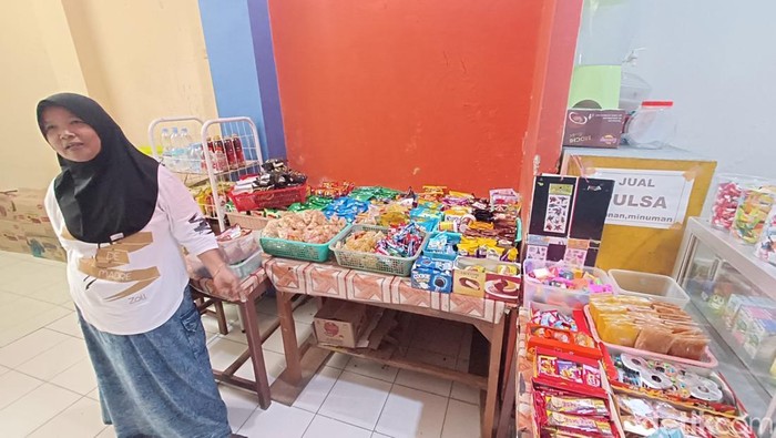 Pemilik kantin yang khawatir setelah peluncuran program Makan Bergizi Gratis di SD Negeri 1 Kranji, Kecamatan Purwokerto Timur, Kabupaten Banyumas, Senin (6/1/2025).