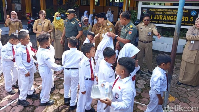 Suasana Makan Bergizi Gratis (MBG) di SDN Jurangombo 4 Kota Magelang, Senin (6/1/2025).