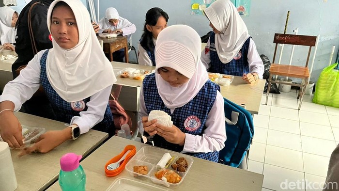 Badan Gizi Nasional (BGN) melakukan uji coba program makan bergizi gratis (MBG) ke 10.000 siswa di 10 sekolah di Kota Makassar, Sulawesi Selatan (Sulsel).