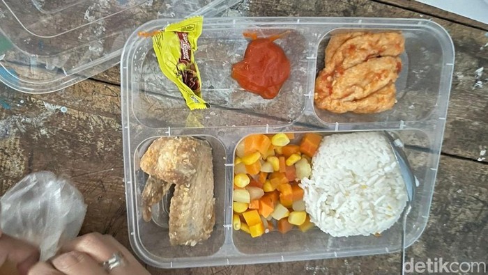 Menu makanan yang dinikmati para siswa pada program makan bergizi gratis di Kota Makassar, Sulawesi Sleatan (Sulsel).
