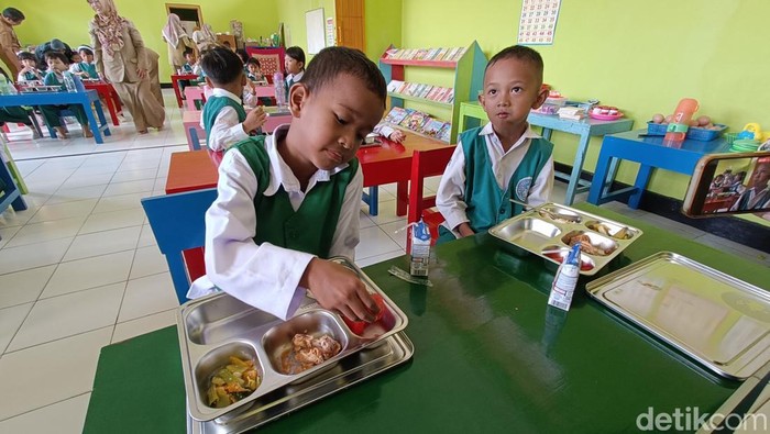Siswa menikmati program Makan Bergizi Gratis (MBG) dijalankan oleh pemerintah di TK Pamardi Siwi Trisula Purwokerto, Kabupaten Banyumas, Senin (6/1/2025).