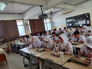 Makan Bergizi Gratis Perdana Tanpa Susu, Ini Alasannya