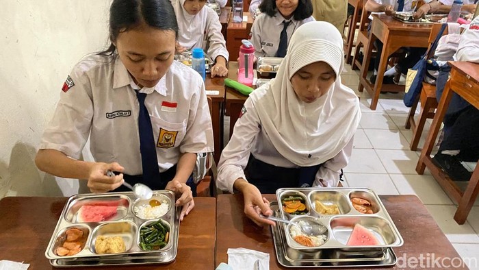 Menteri Pendidikan Dasar dan Menengah (Mendikdasmen) RI Abdul Muti meninjau makan bergizi gratis di SMP 12 Semarang, Kecamatan Banyumanik, Kota Semarang, Senin (6/1/2025).